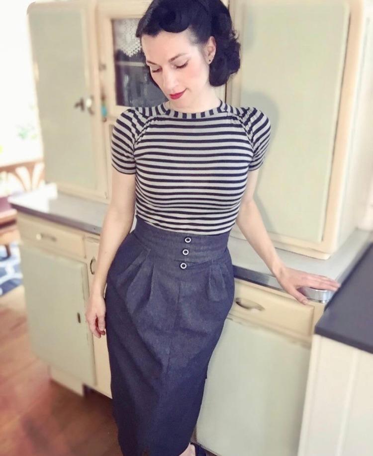 Lady wearing 1950s arrow skirt.