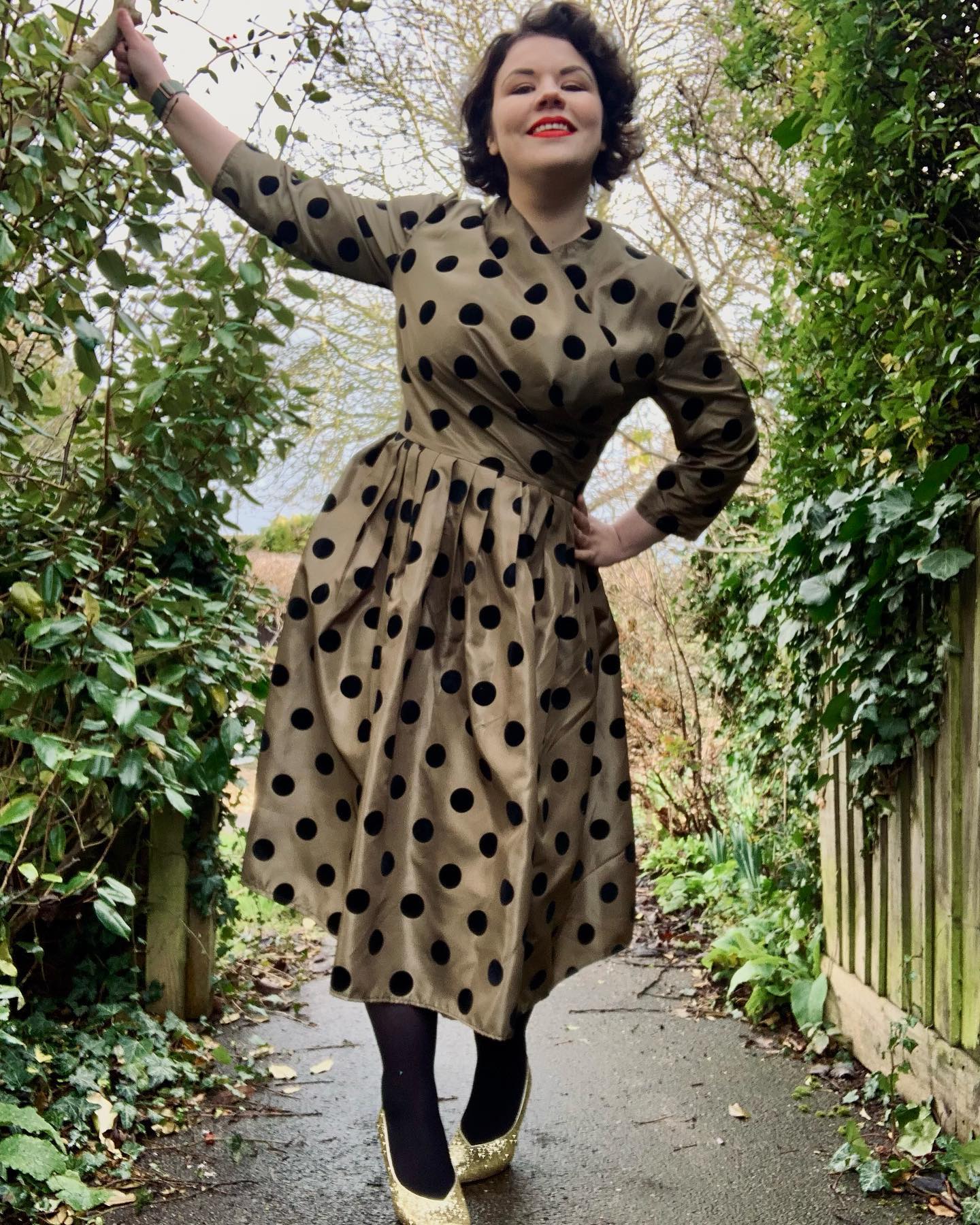 ヴィンテージ 1950 年代パターン – 「モニカ」ドレス、3 つのスタイル、サッシュ – バスト 36 インチ (91.4cm)